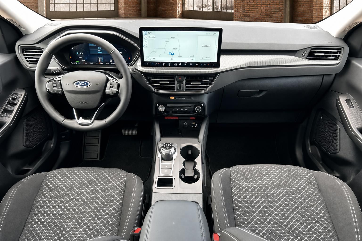 Ford Innenraum mit Cockpit, Lenkrad und großem Touchscreen-Display
