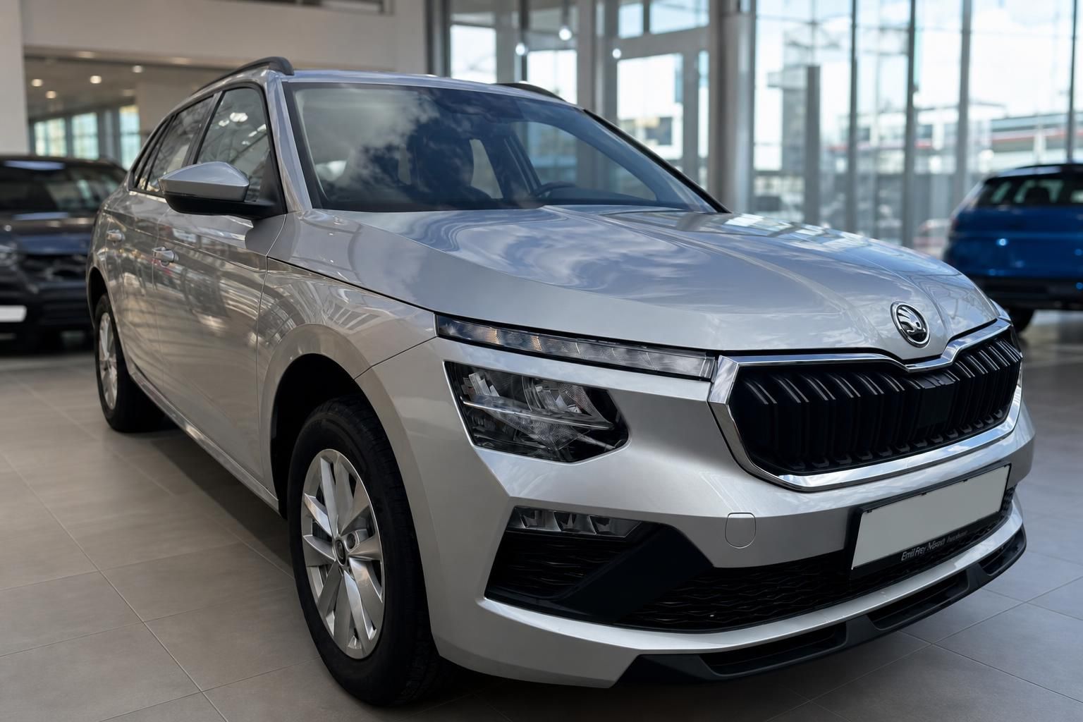 Škoda Kamiq silber Frontansicht im Autohaus – kompakter SUV in gepflegtem Zustand