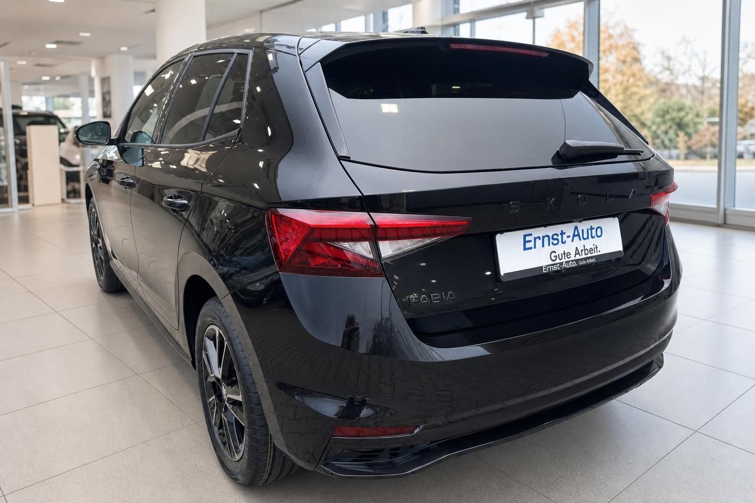 Skoda Fabia schwarz Heckansicht im Autohaus – moderner Kleinwagen mit LED-Rückleuchten