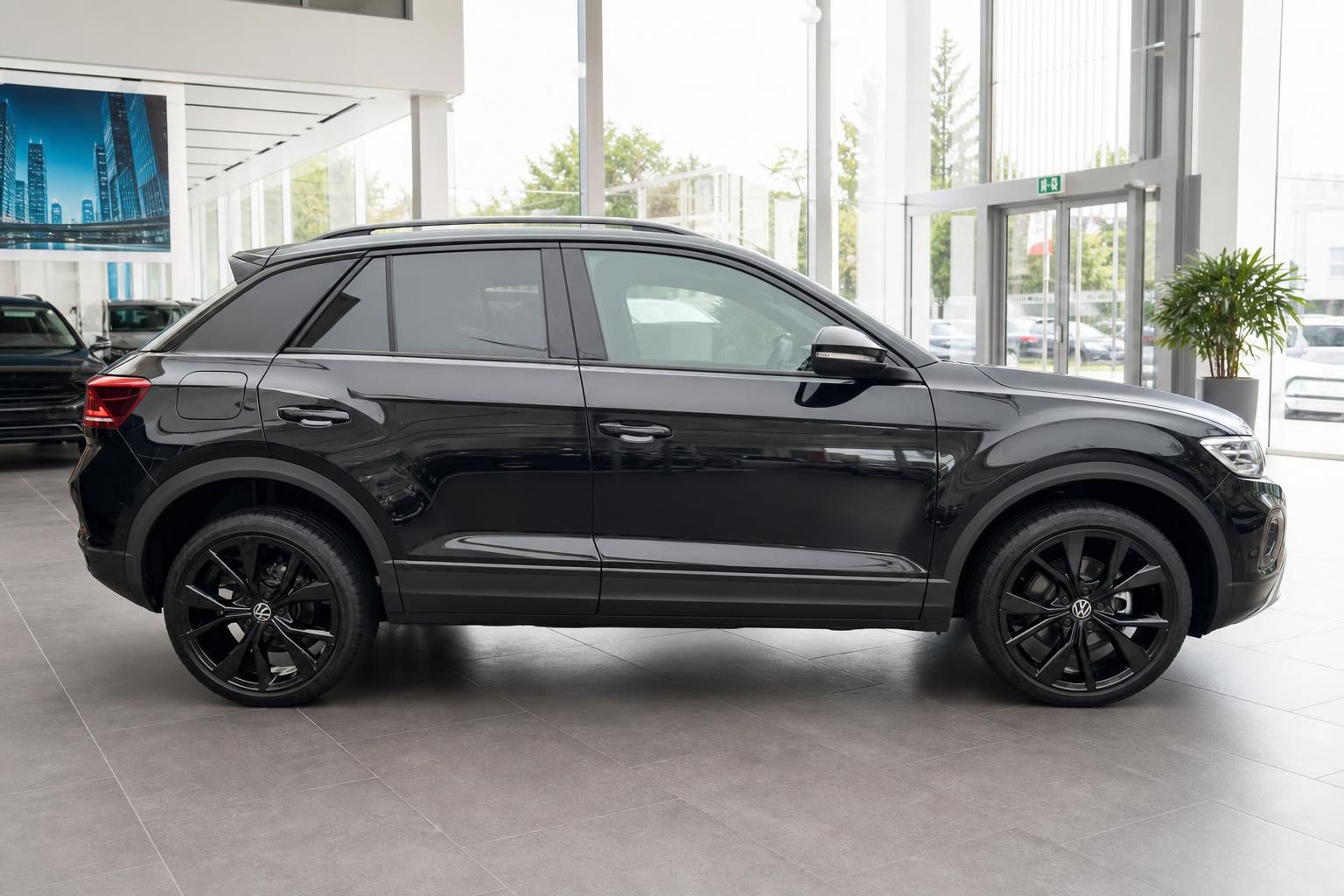 VW T-Roc SUV schwarz Seitenansicht im Autohaus – schwarze Felgen, gepflegter Zustand