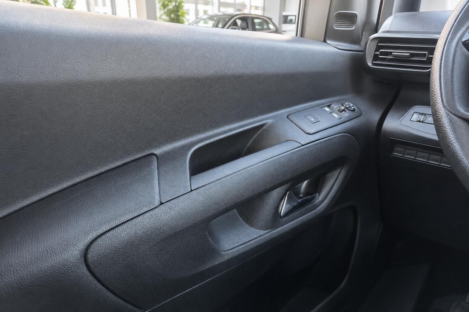 Fahrzeug Innenraum Fahrertür mit Türverkleidung, Türgriff und elektrischen Fensterheberschaltern