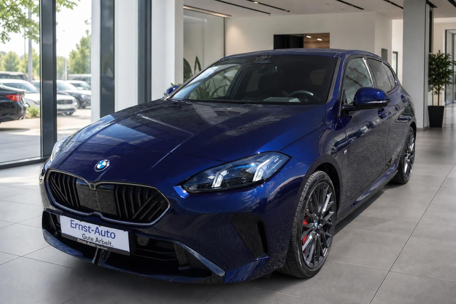 BMW 1er in dunkelblau metallic - Frontansicht mit sportlichem Design und Nierengrille im Hangar