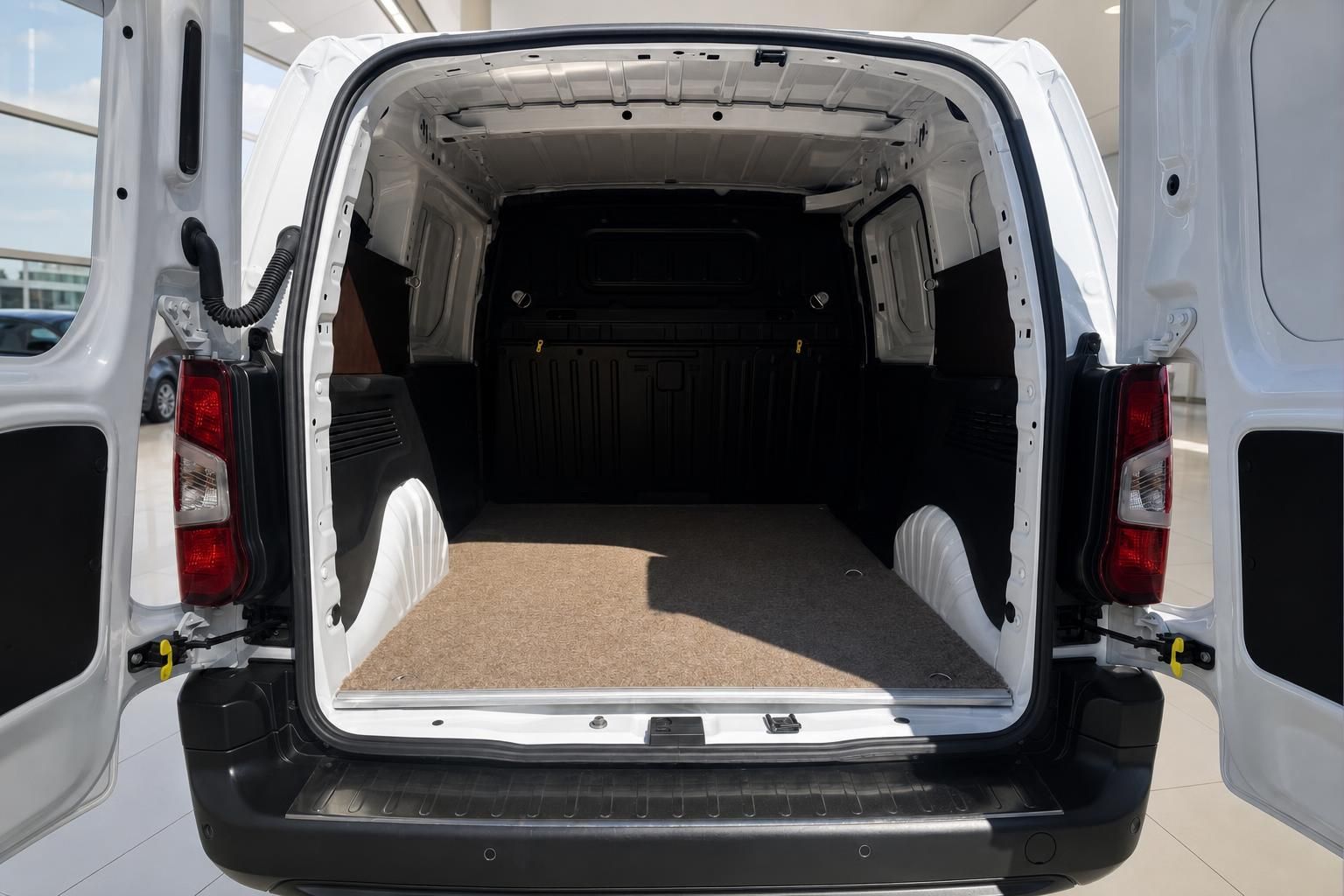 Weißer Transporter Laderaum von hinten geöffnet – geräumiger Cargo-Van Innenraum mit Teppichboden