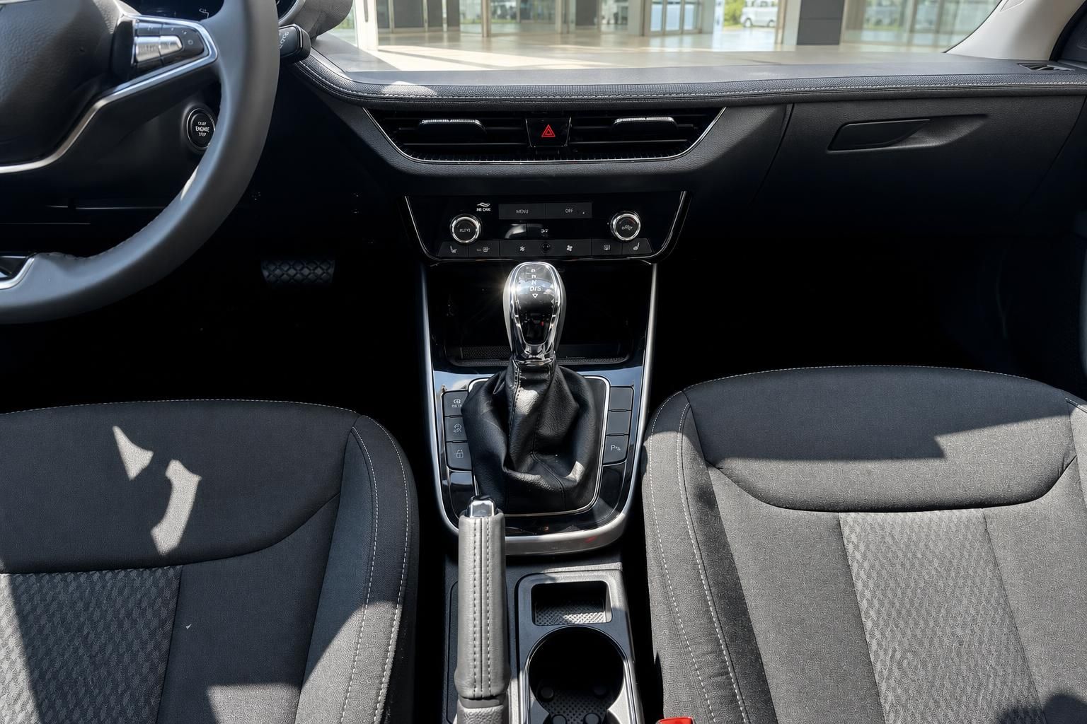 Fahrzeug Innenraum mit Mittelkonsole, Schaltknauf, Handbremse und Klimabedienung in schwarzem Design