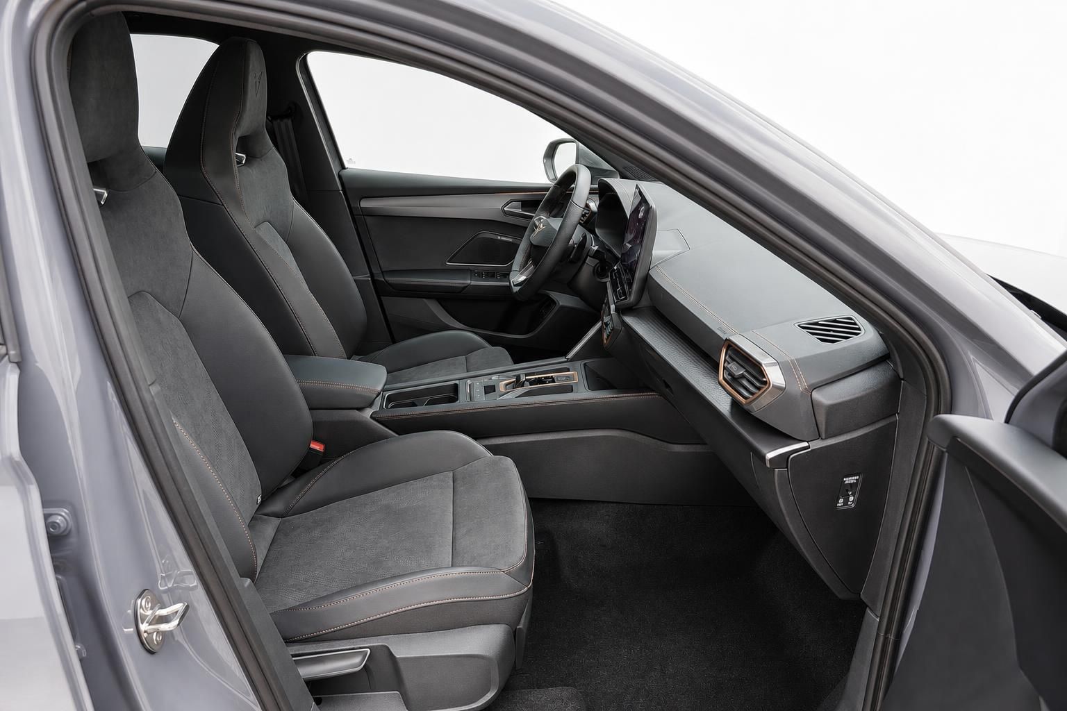 Innenraum eines Cupra mit Sportsitzen und Cockpit in Schwarz