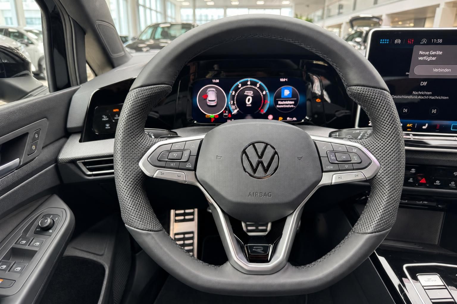 VW Golf R Innenraum – Lenkrad mit R-Logo, digitales Cockpit und Touchscreen im Autohaus