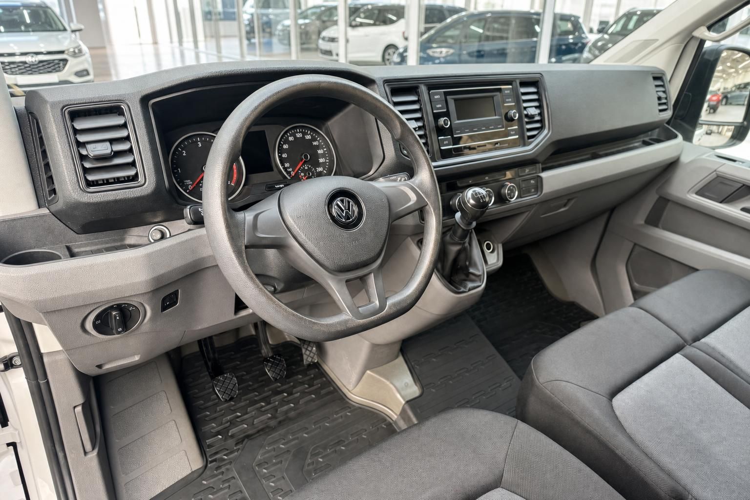 VW Crafter Innenraum – Cockpit mit Lenkrad, Schaltgetriebe, Tacho und Mittelkonsole