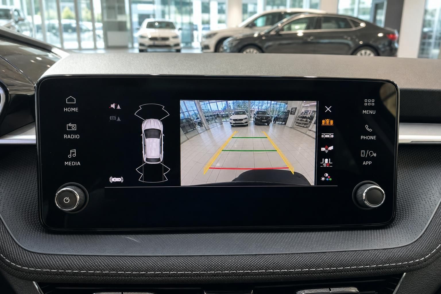 Fahrzeug Infotainment-Display mit Rückfahrkamera und Vogelperspektive im Autohaus