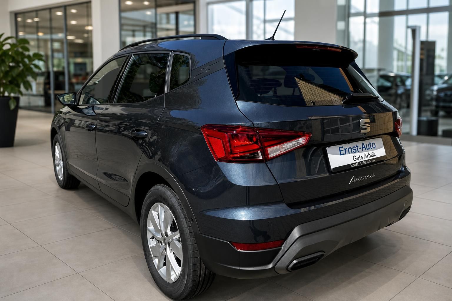 SEAT Arona SUV in Dunkelblau metallic – Heckansicht im Autohaus Ernst-Auto