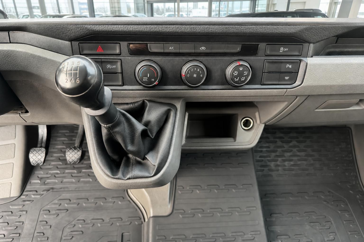 VW Crafter Innenraum – 6-Gang-Schaltgetriebe, Klimaanlage und Mittelkonsole in der Detailansicht