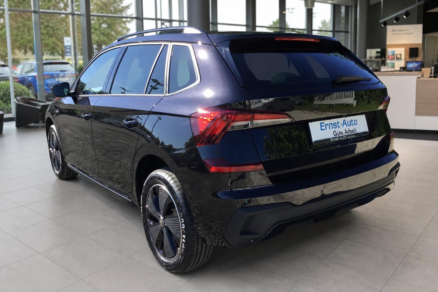 Škoda Kamiq SUV in Dunkelblau Heckansicht im Autohaus – sportliche Felgen, LED-Rückleuchten