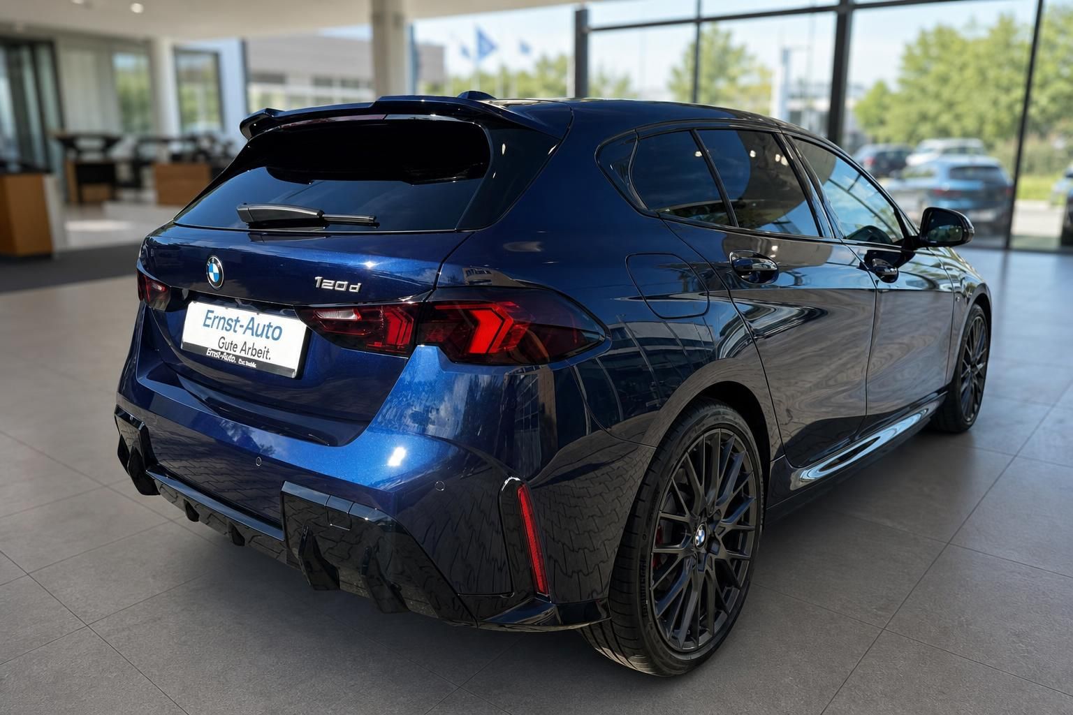 BMW 120d blau Heckansicht im Autohaus – M-Sportpaket, Sportfelgen, Diffusor