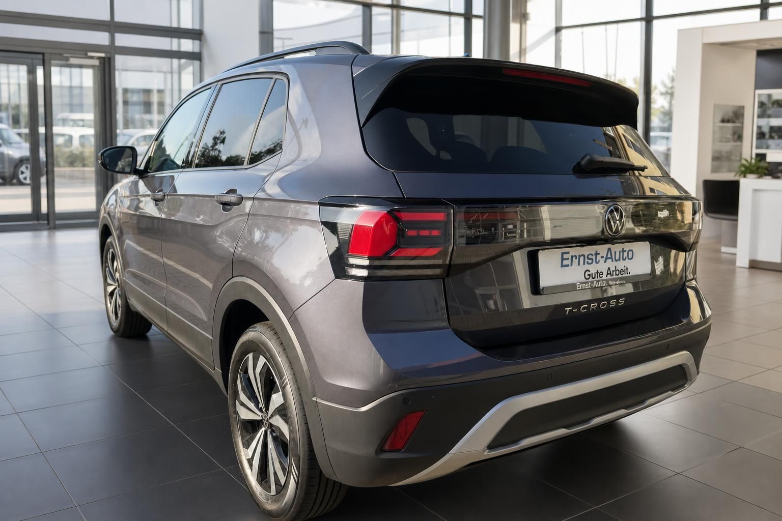 VW T-Cross grau Heckansicht im Autohaus – Volkswagen T-Cross SUV Gebrauchtwagen