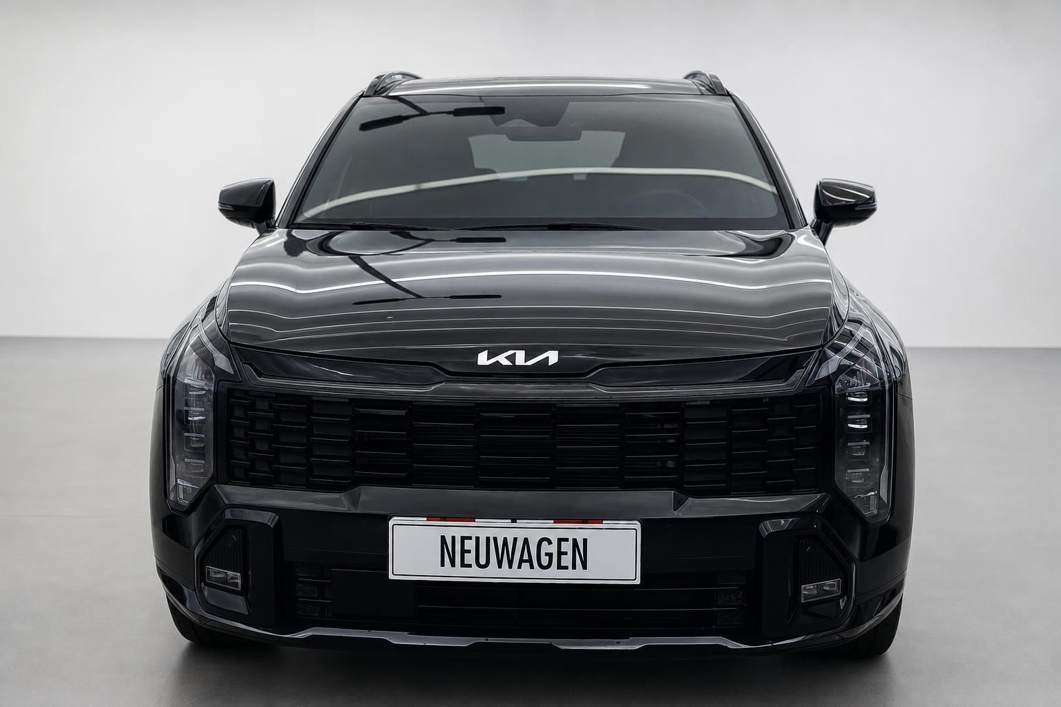 Kia SUV in Schwarz, Frontansicht als Neuwagen im Studio