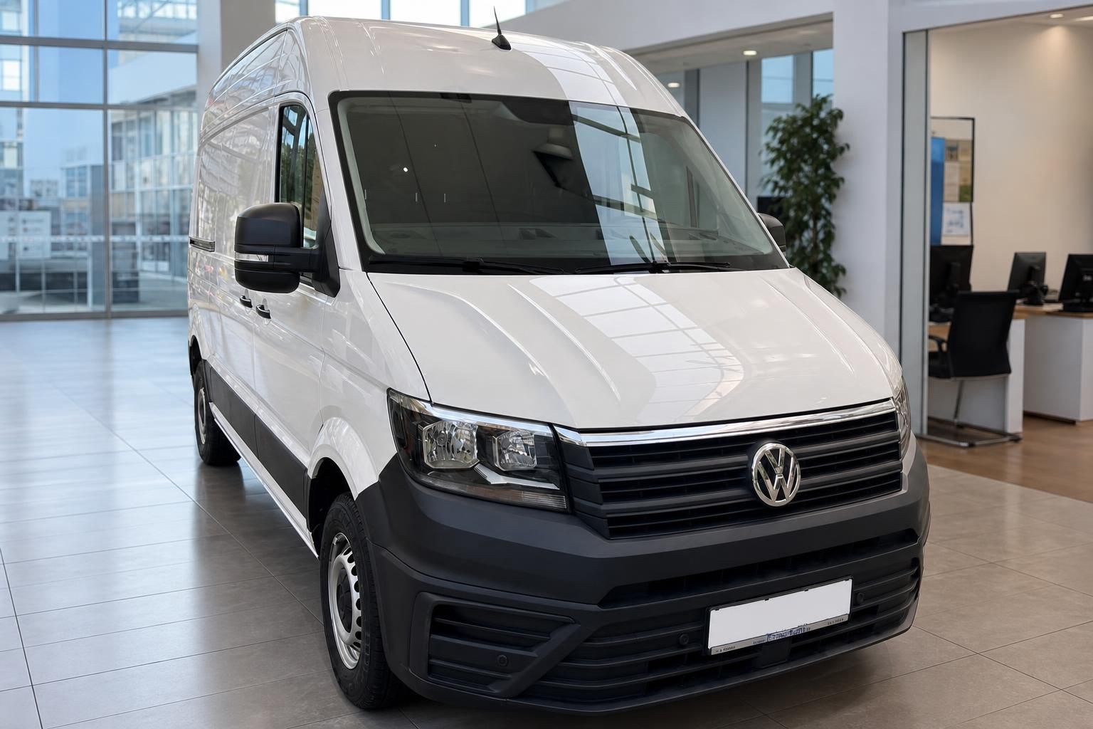 VW Crafter Kastenwagen weiss Frontansicht schraeg in Industriehalle mit verdecktem Kennzeichen