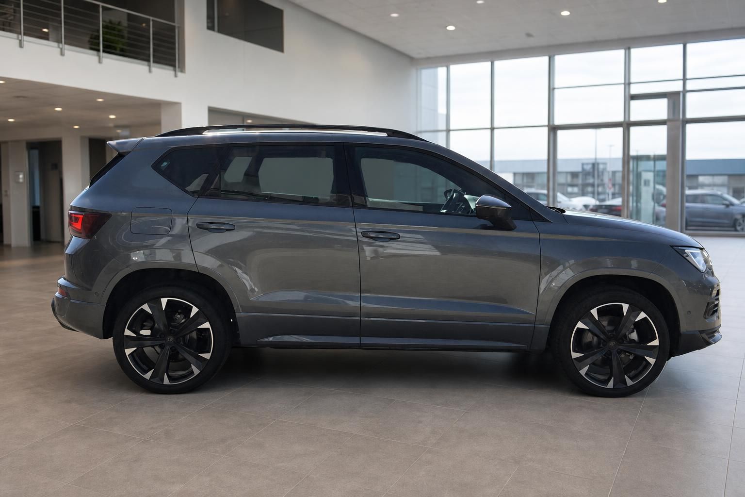 SEAT Ateca grau metallic Seitenansicht im Autohaus – SUV mit schwarzen Leichtmetallfelgen