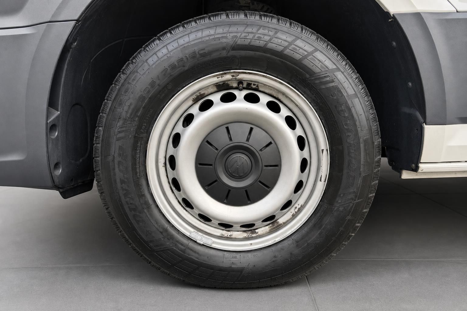Nahaufnahme Stahlfelge mit Dunlop-Reifen an einem Transporter – Detailansicht Rad