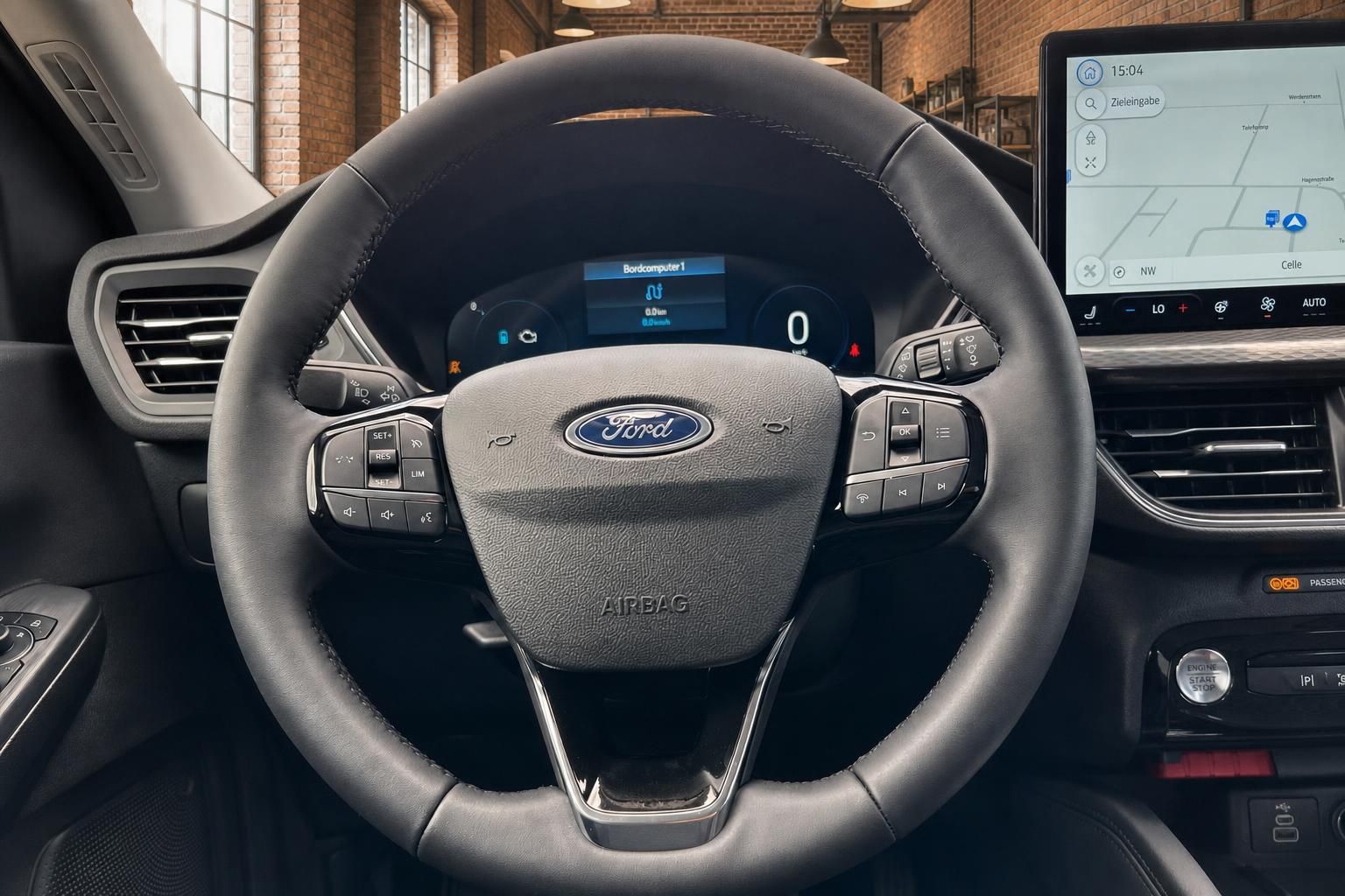 Ford Lenkrad mit Multifunktionstasten und Navigationsdisplay im Cockpit