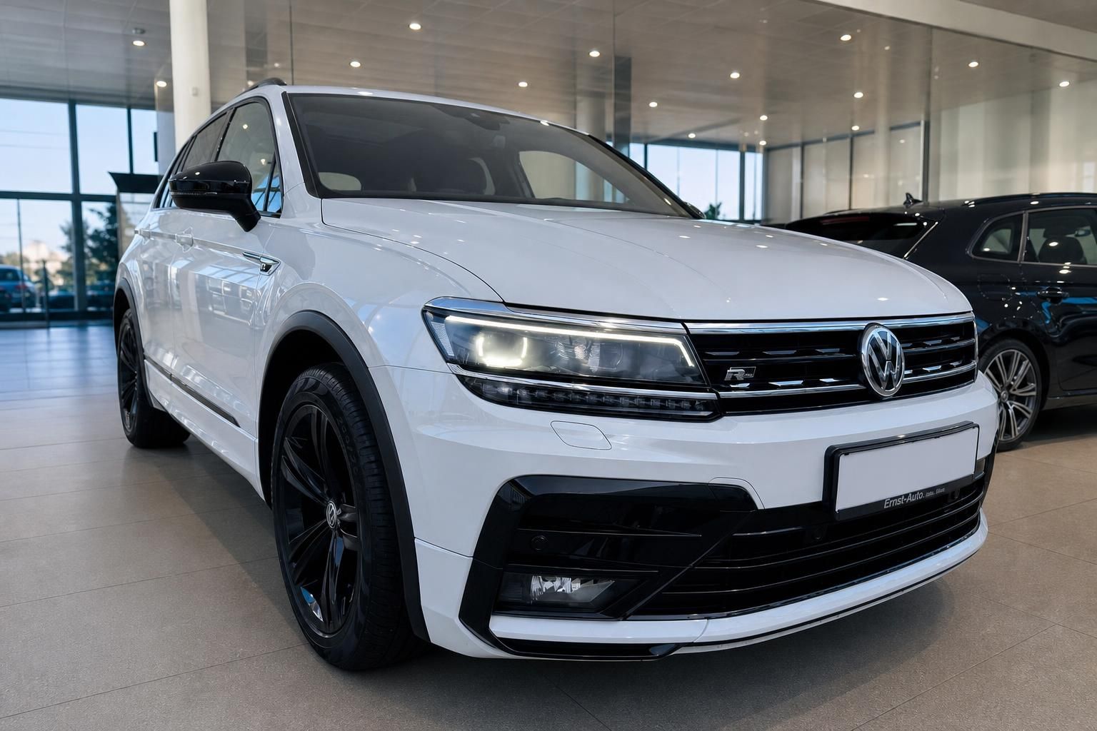VW Tiguan R-Line weiss Frontansicht im Autohaus – SUV mit schwarzen Felgen und LED-Scheinwerfern
