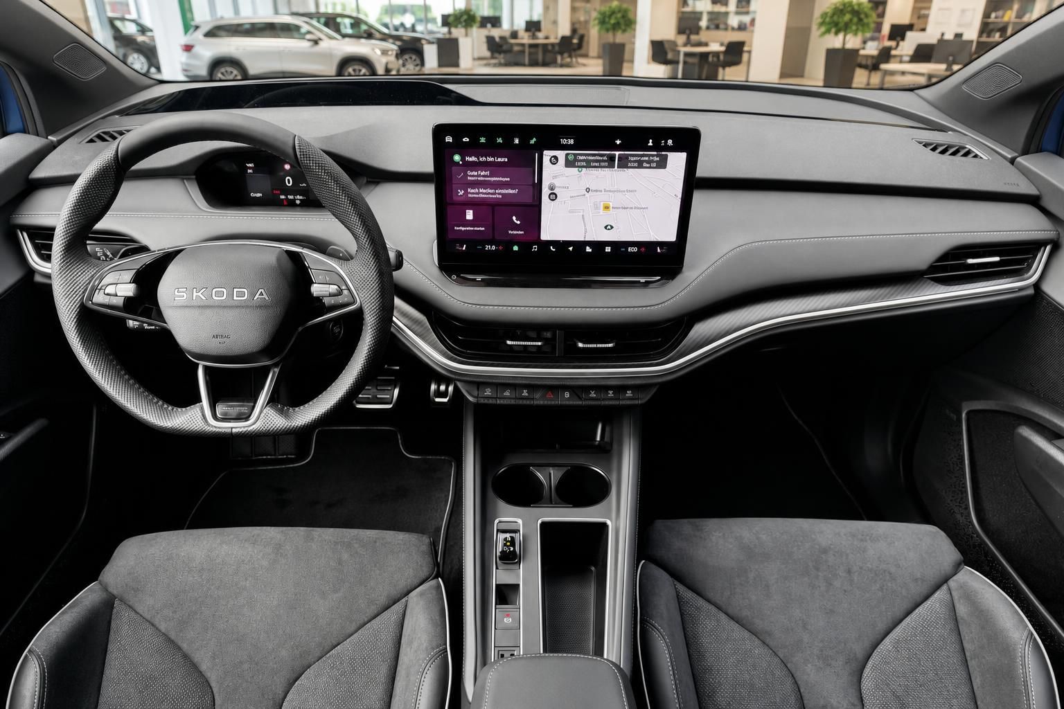 Skoda Innenraum mit Lenkrad, großem Touchscreen-Infotainmentsystem und grauem Alcantara-Cockpit