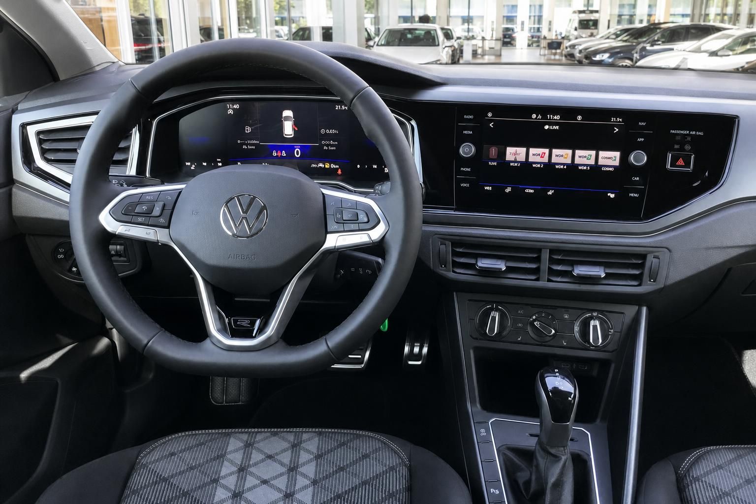 VW Polo Innenraum – Cockpit mit Lenkrad, Digitalinstrumenten und Infotainment-System