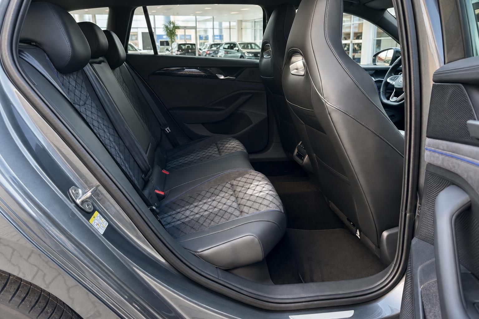 Audi Innenraum Rücksitzbank schwarzes Leder mit Rautensteppung – sportliche Ausstattung