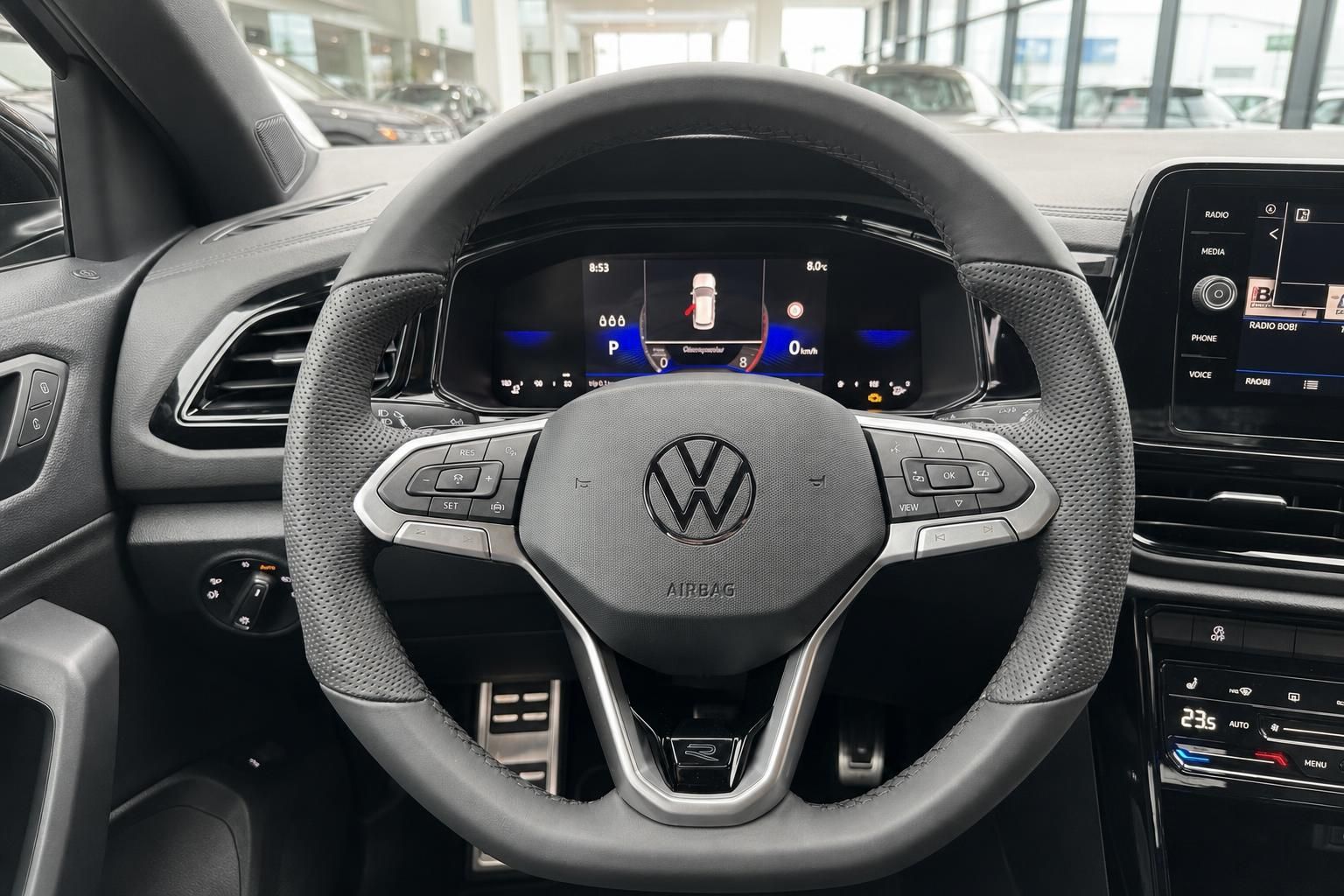 VW Volkswagen Innenraum Lenkrad mit digitalem Cockpit und Touchscreen-Infotainment