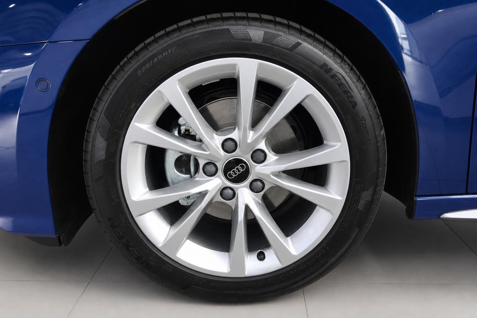 Audi Alufelge 17 Zoll mit Nexen NFera Sport Reifen 225/45R17 an blauem Audi