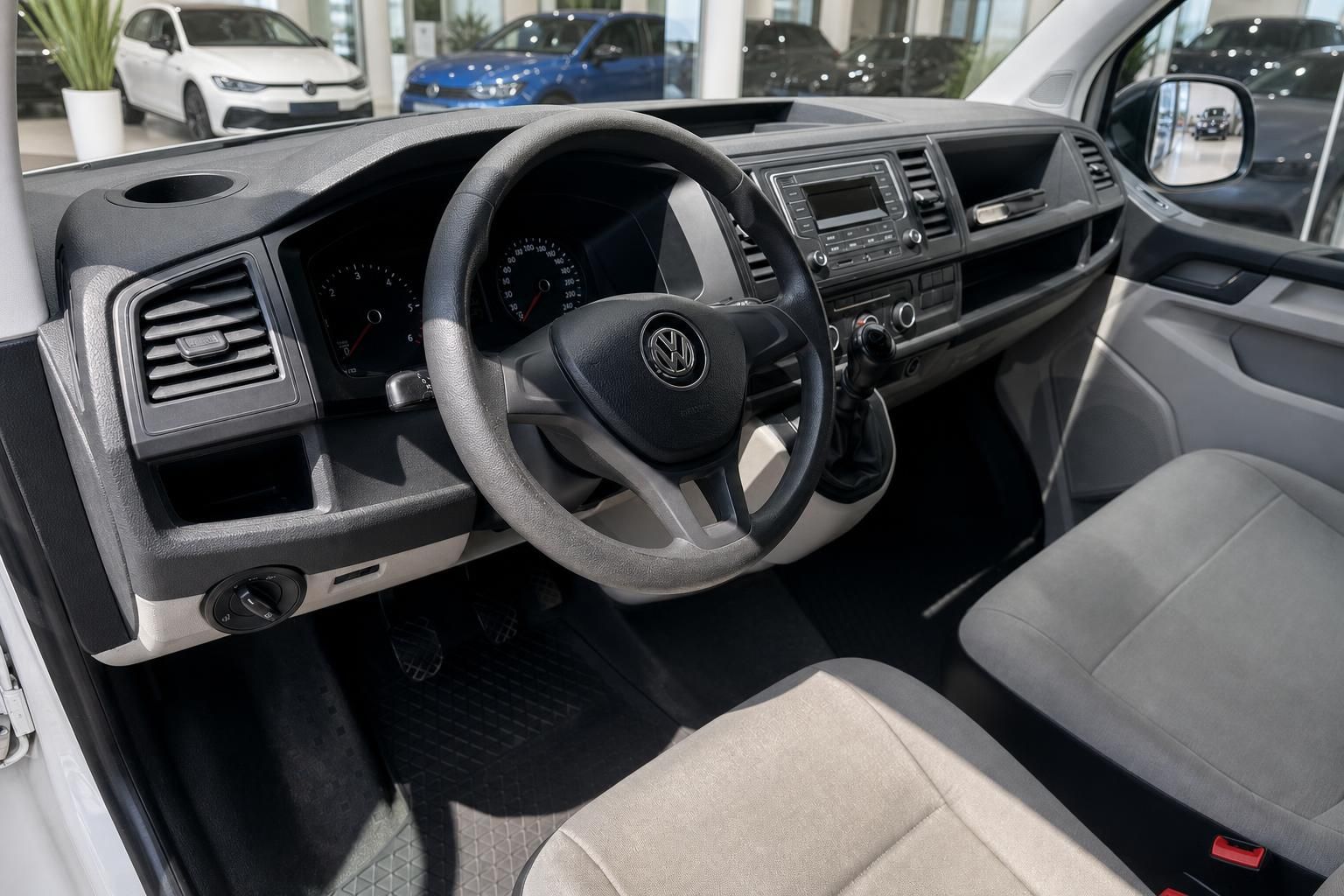 VW Transporter T6 Innenraum – Cockpit mit Lenkrad, Tacho und Radio im Autohaus