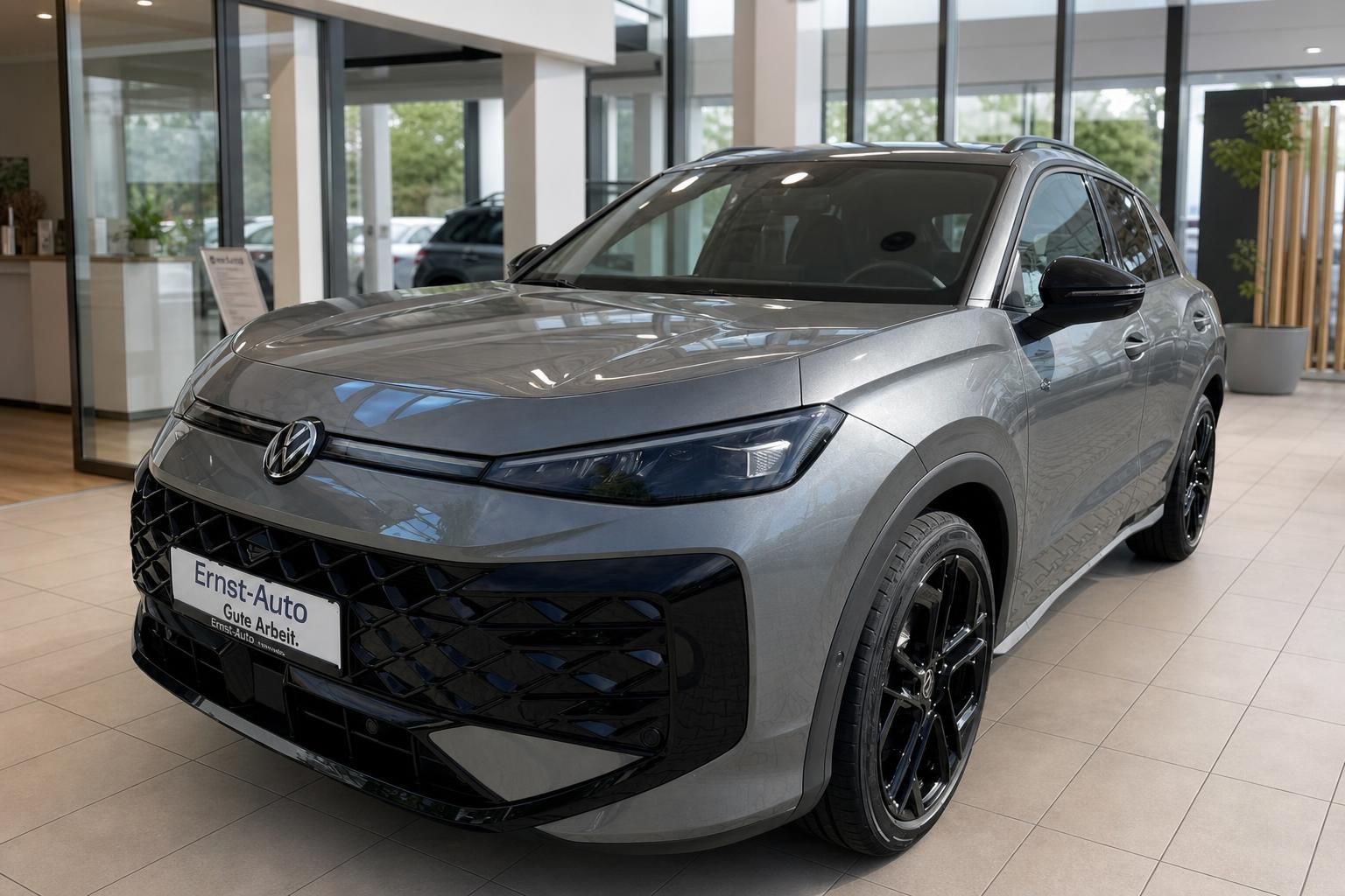 VW Tiguan grau metallic Frontansicht im Autohaus – sportliches SUV mit schwarzen Felgen