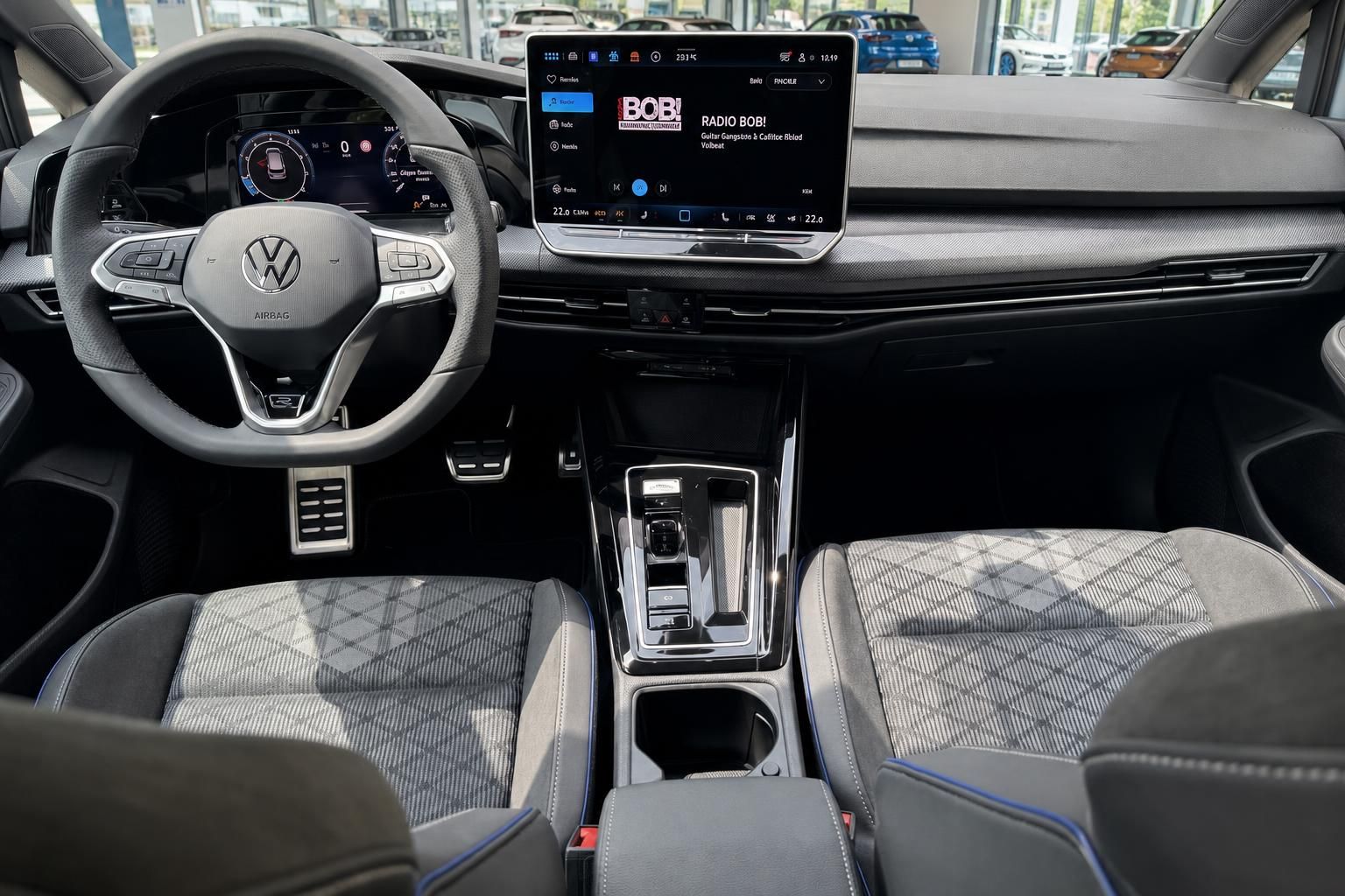 VW Golf R Innenraum mit Lenkrad, Infotainment-Display, Sportsitze und DSG-Schaltung