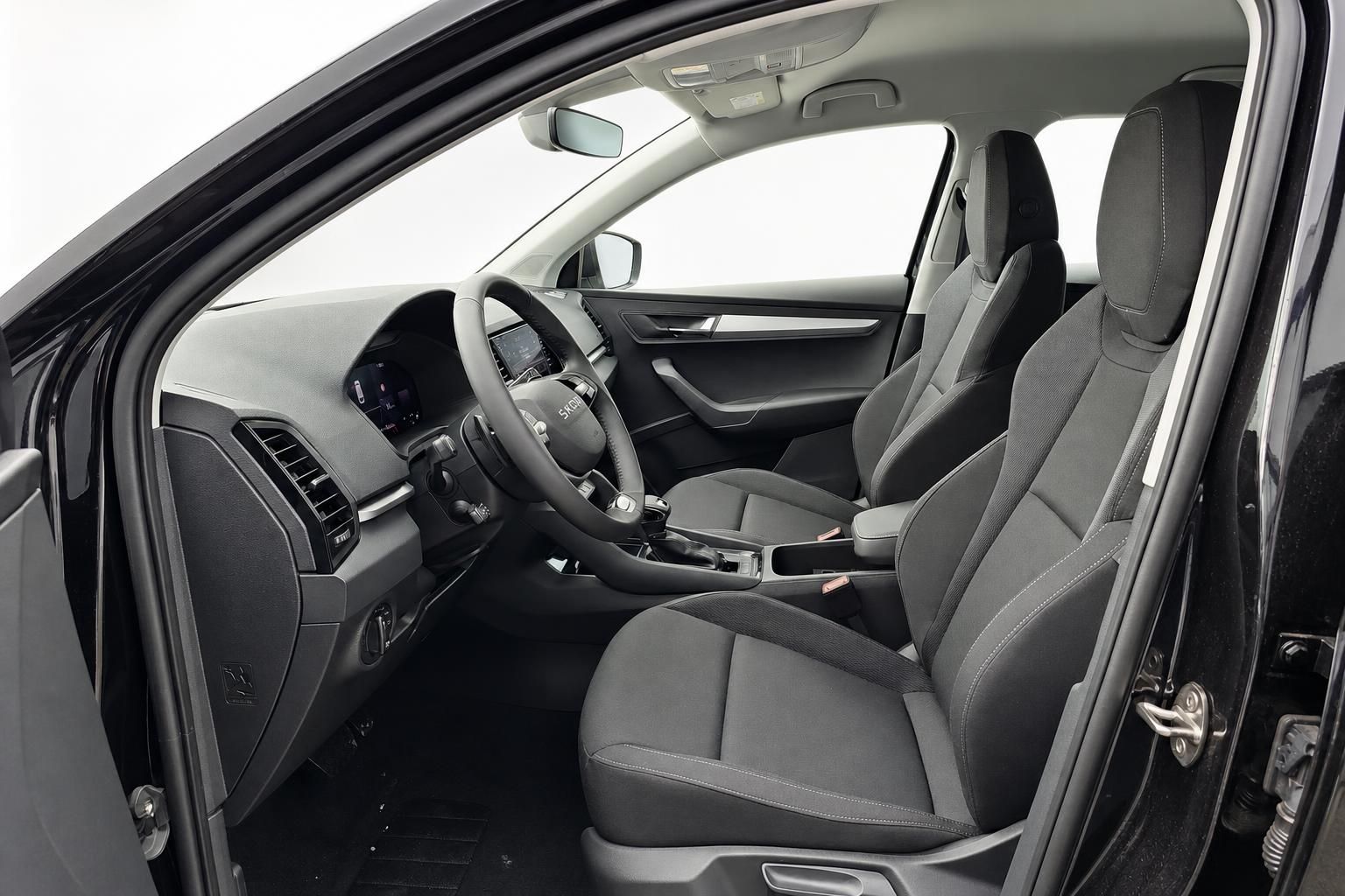 Skoda Innenraum mit schwarzen Stoffsitzen und Cockpit, Fahrerseite