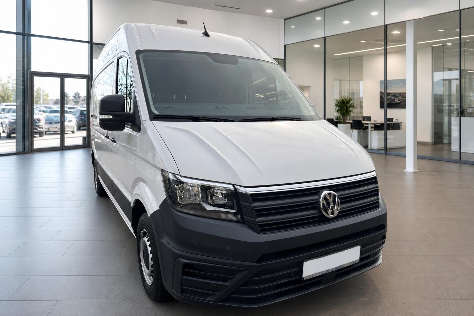 VW Crafter Kastenwagen weiß Frontansicht im Autohaus – langer Radstand, Hochdach