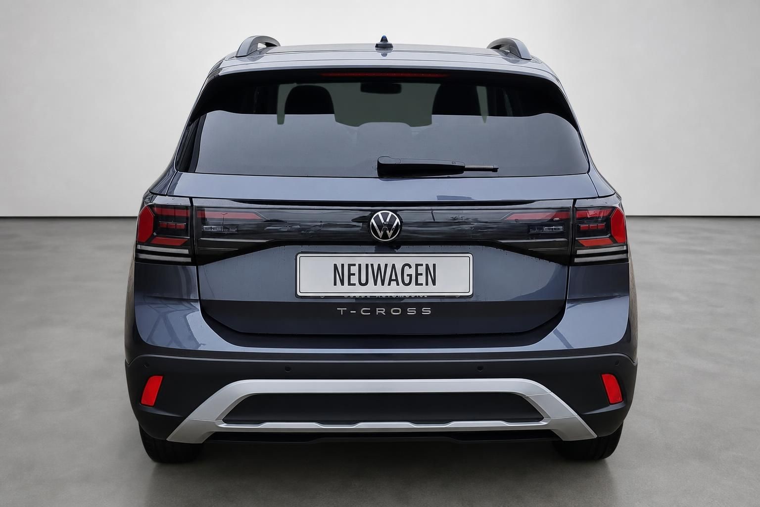 VW T-Cross Neuwagen in Blau, Heckansicht im Studio
