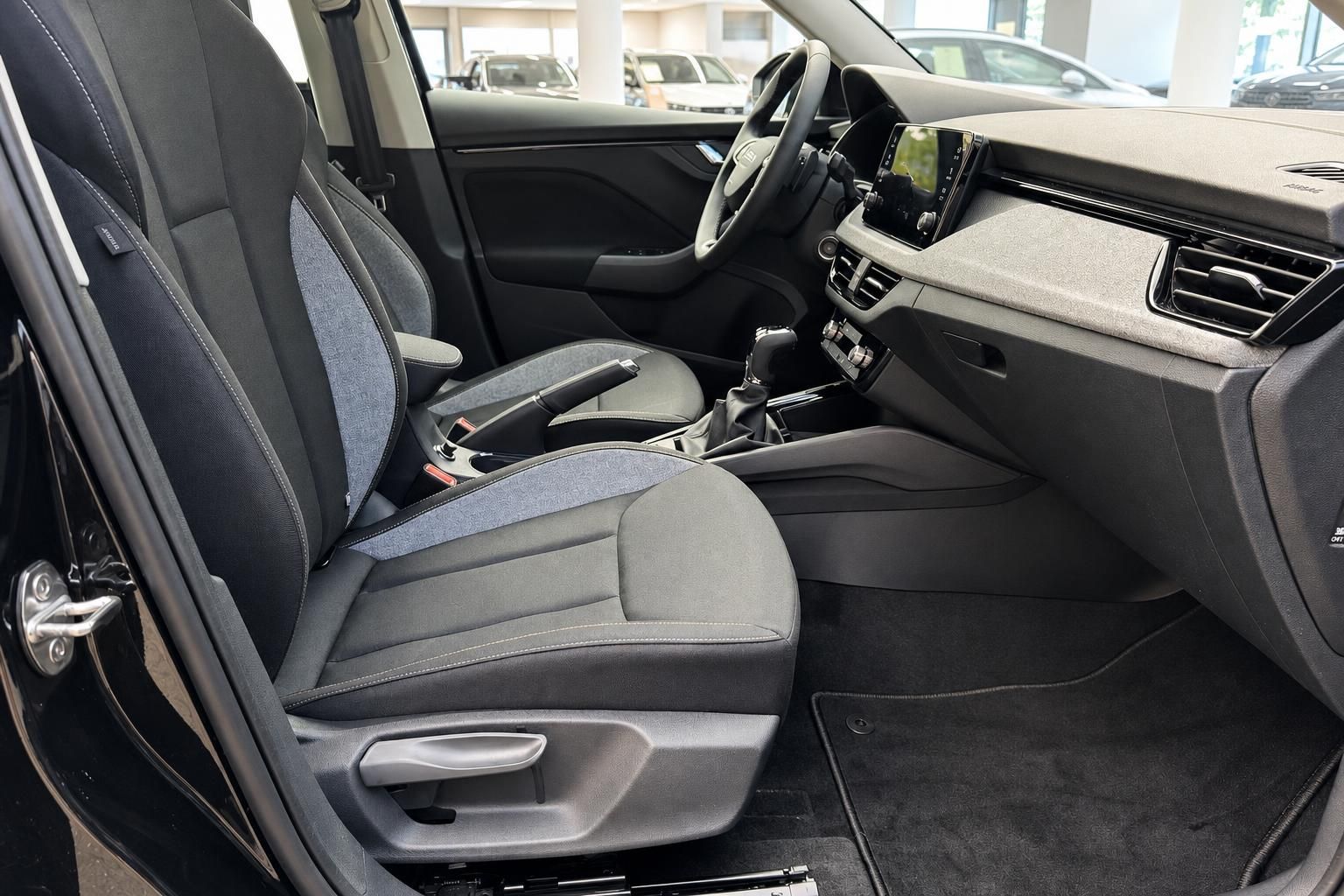 Fahrzeug Innenraum Vordersitze mit Stoff-Alcantara-Bezug, Mittelkonsole und Touchscreen-Infotainment