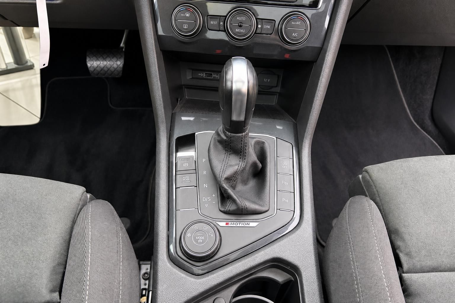 VW Automatikgetriebe DSG Mittelkonsole mit 4Motion Allradsteuerung und Klimabedienung