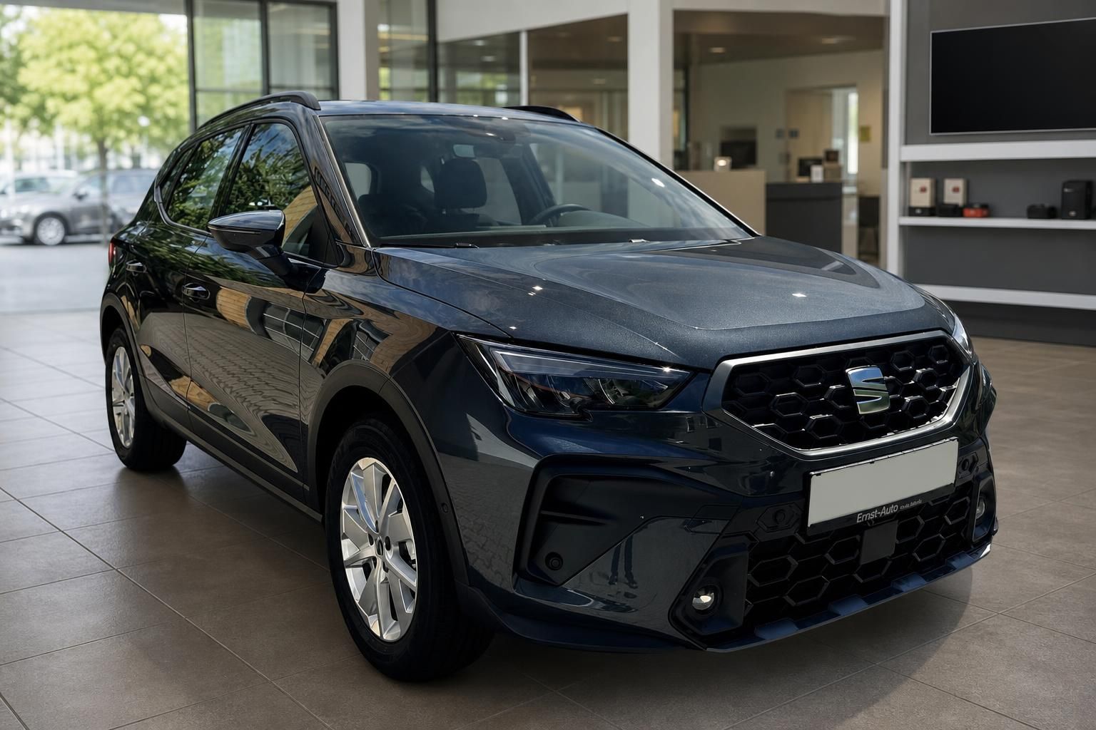 SEAT Arona SUV in Dunkelblau metallic – Frontansicht schräg im Autohaus