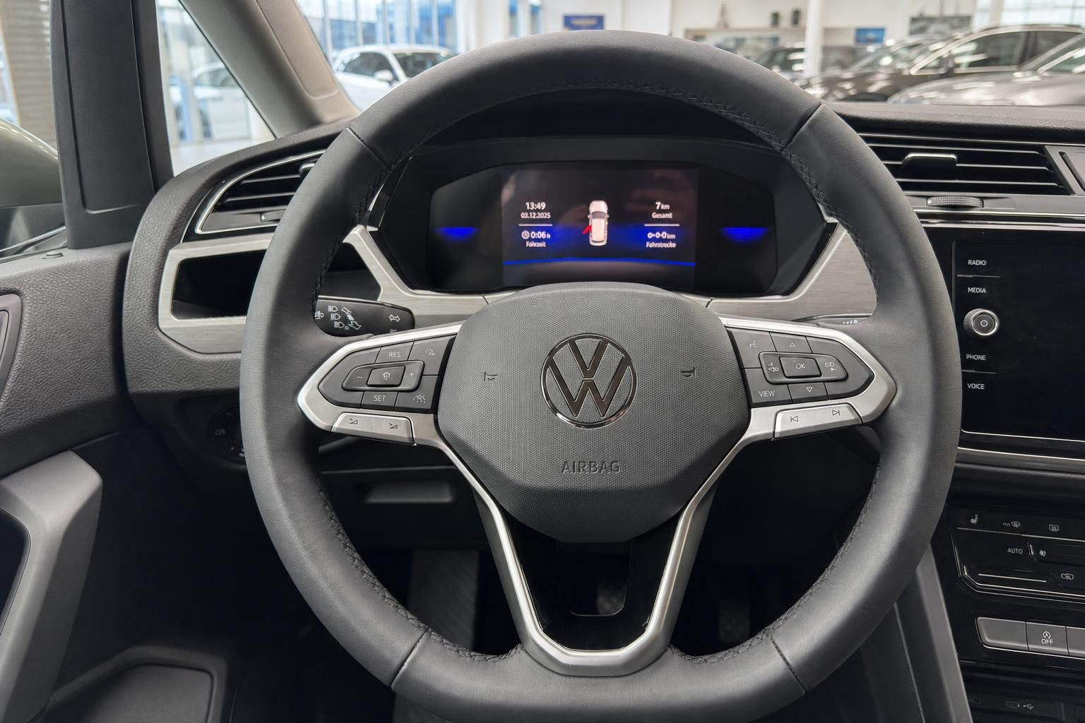 VW Volkswagen Innenraum Lenkrad mit Multifunktionstasten und digitalem Cockpit-Display