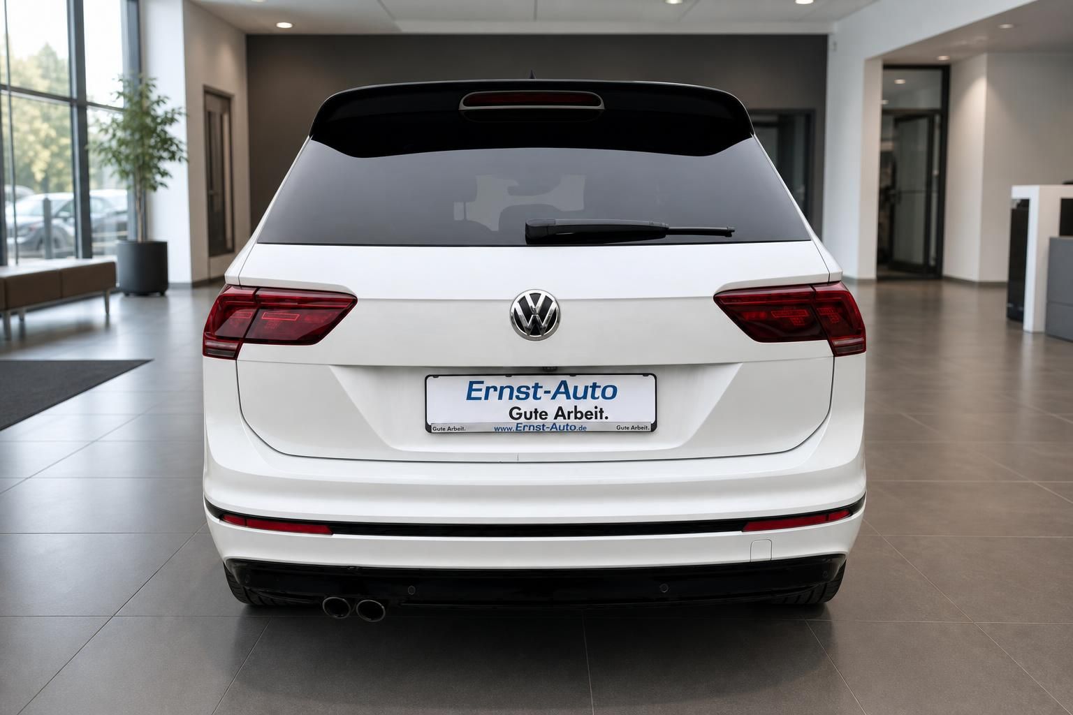 VW Tiguan weiss Heckansicht im Autohaus – Volkswagen SUV Gebrauchtwagen