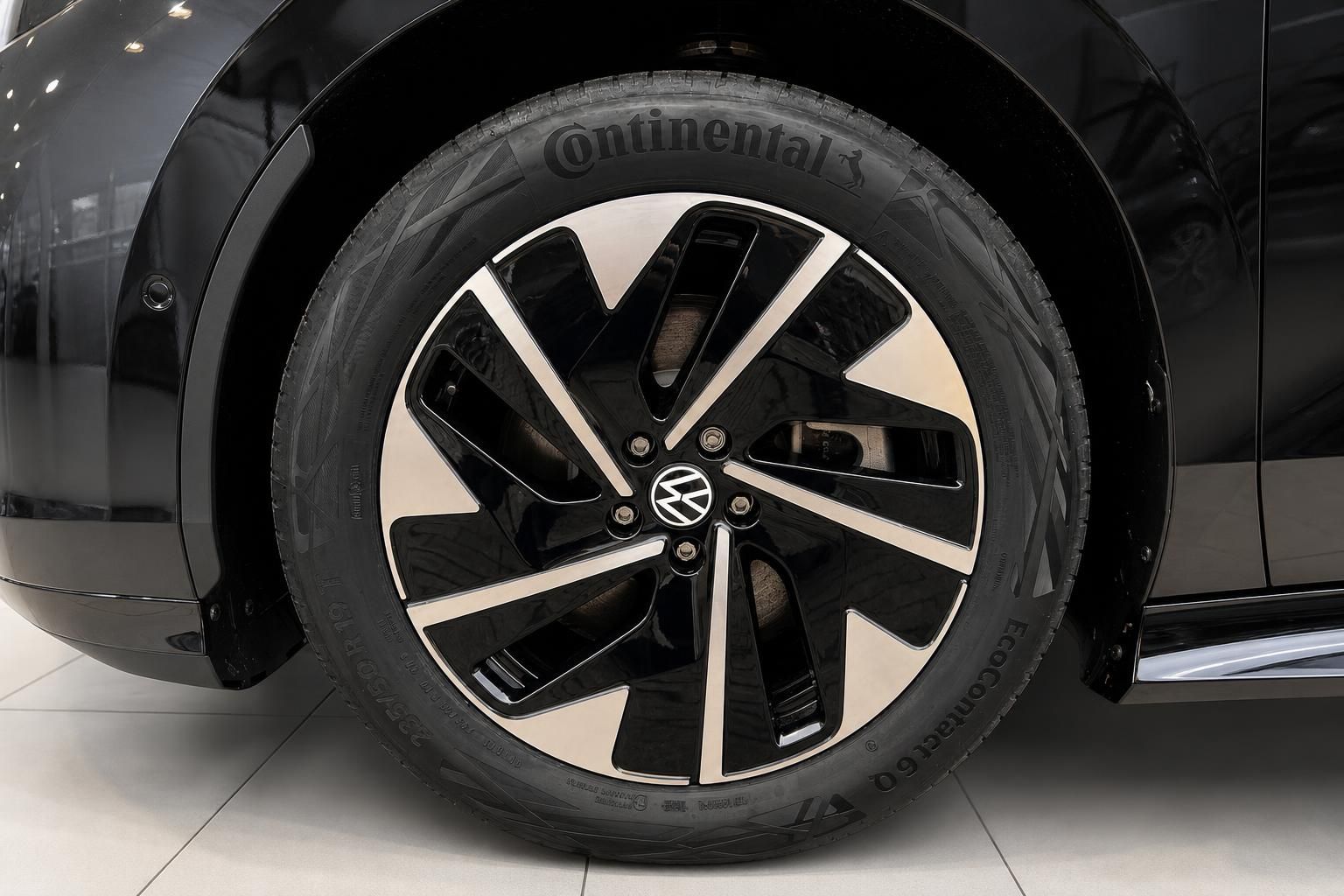 VW Leichtmetallfelge schwarz-poliert mit Continental EcoContact Reifen – Detailaufnahme