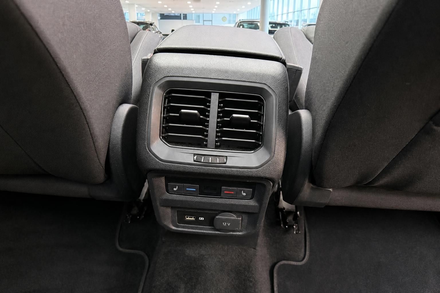 Fahrzeug Innenraum Rücksitzbereich mit Klimadüsen, USB-Anschlüssen und 12V-Steckdose