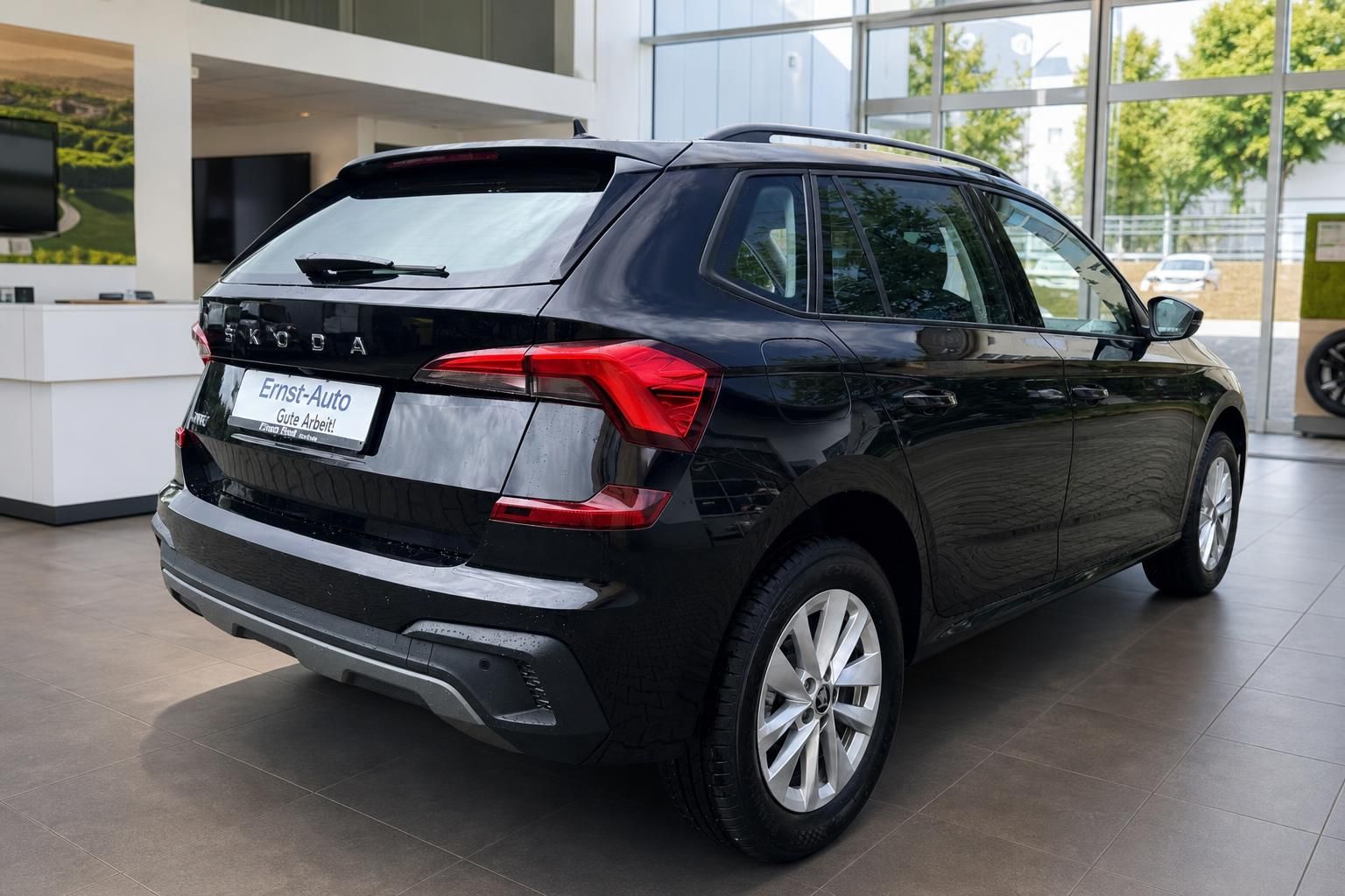 Skoda Kamiq SUV in Schwarz - Heckansicht mit LED-Rückleuchten und Skoda Schriftzug