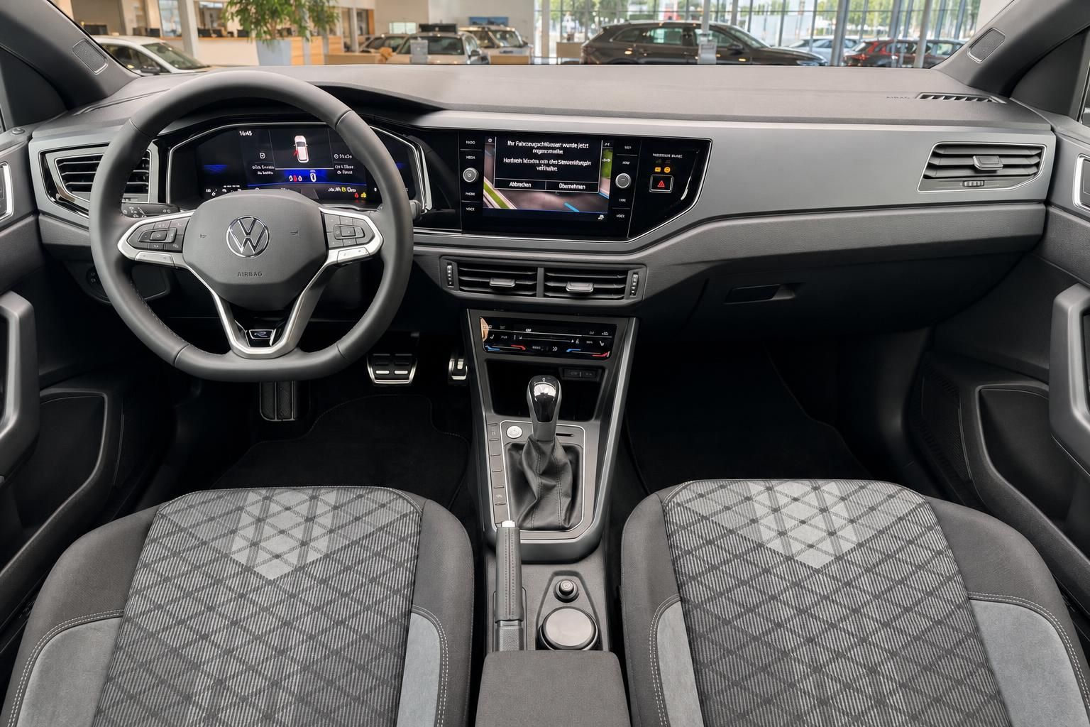 VW Innenraum Cockpit mit Lenkrad, Infotainment-Display, Mittelkonsole und Sportsitze