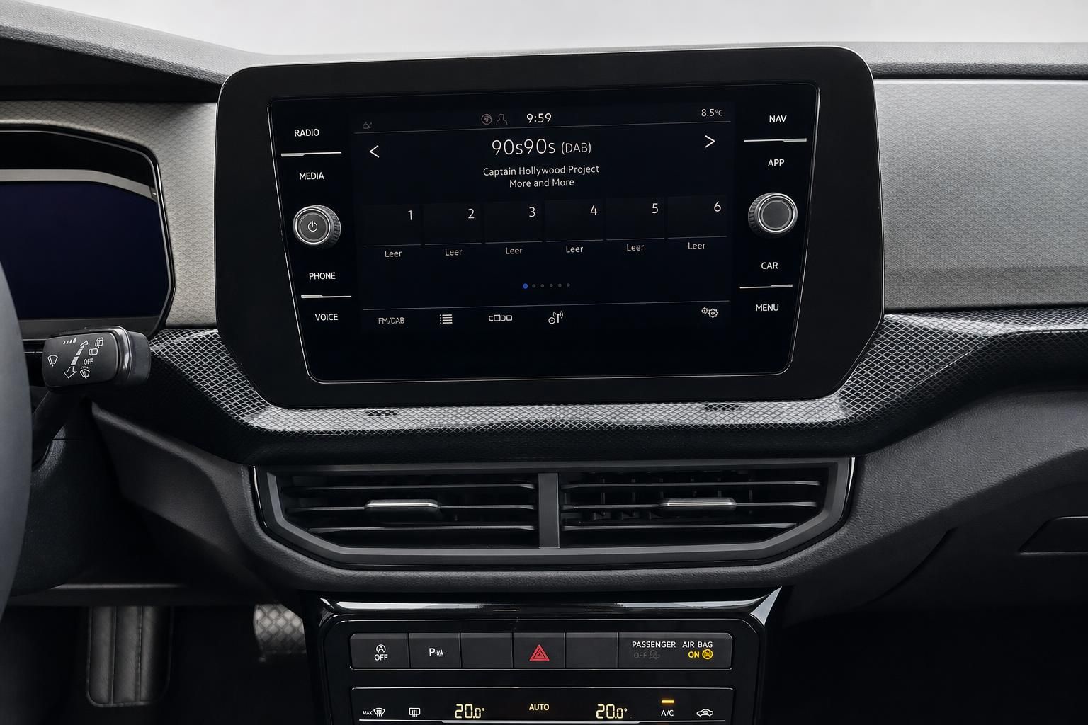 Infotainment-Display und Mittelkonsole im Fahrzeuginnenraum