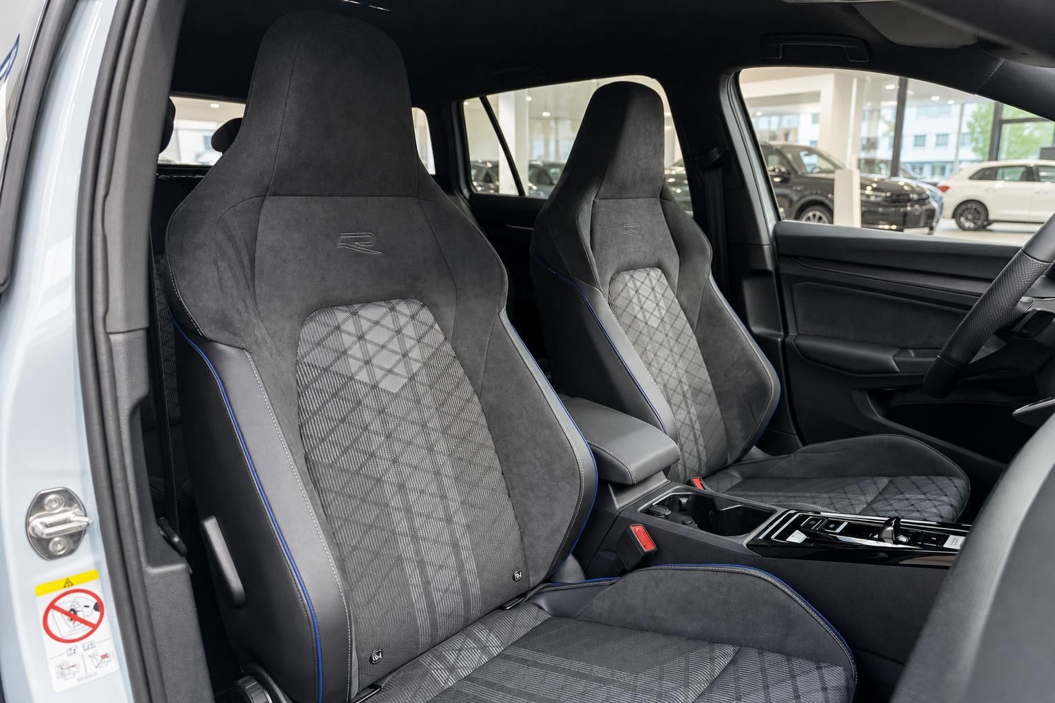 VW Golf R Innenraum – Sportsitze in Alcantara/Leder mit blauer Ziernaht und R-Logo