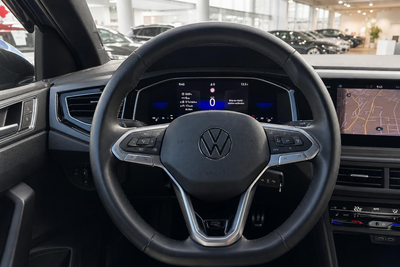 VW Volkswagen Innenraum Lenkrad mit digitalem Cockpit und Navigationssystem im Autohaus