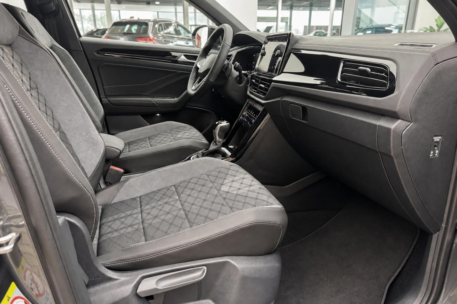 VW Innenraum mit Alcantara-Sitzen, Mittelkonsole und Touchscreen-Infotainment – modernes Cockpit