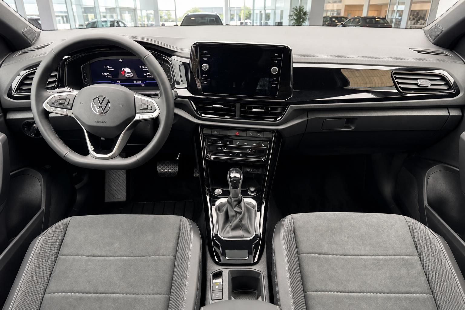 VW Innenraum Cockpit mit Lenkrad, Touchscreen, Schaltgetriebe und grauen Sitzen