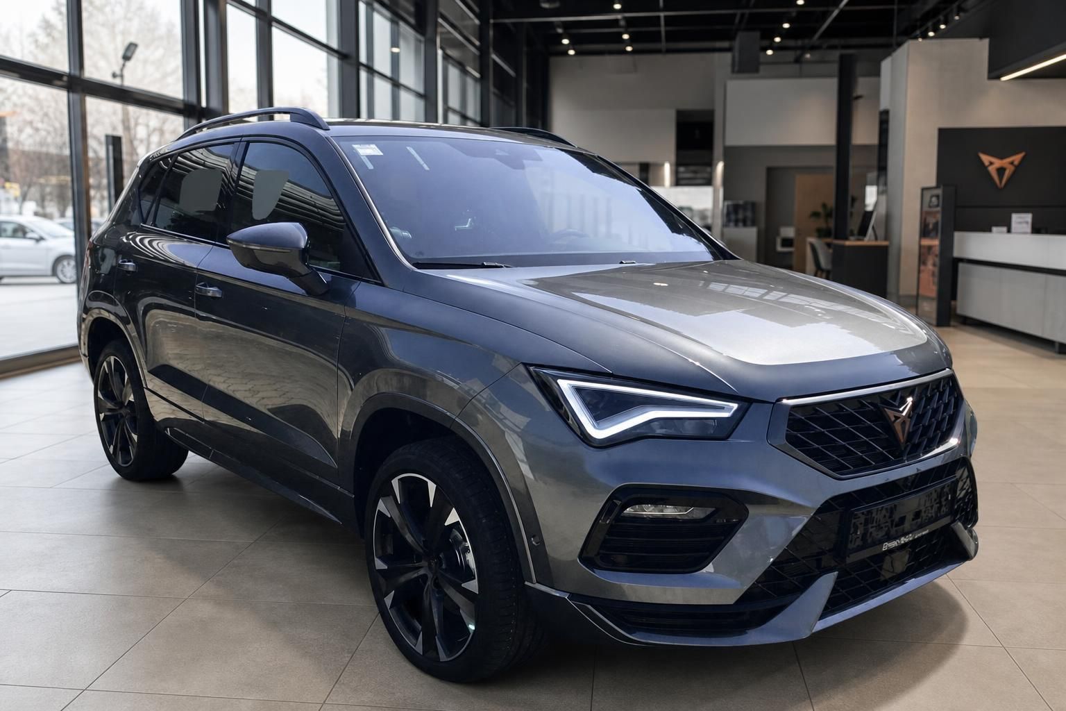 Cupra Ateca grau metallic Frontansicht im Autohaus Showroom – sportlicher SUV mit LED-Scheinwerfern