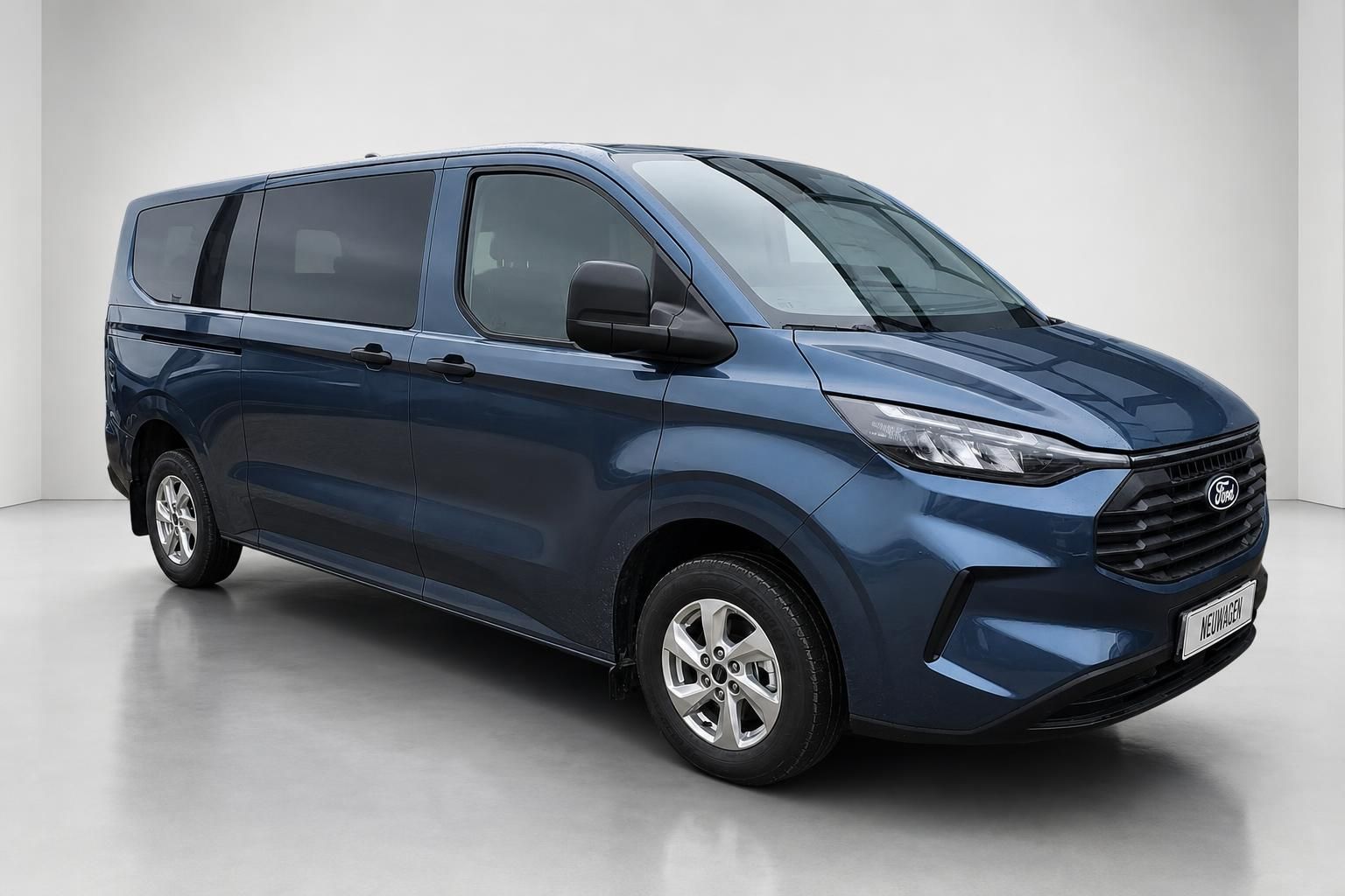 Ford Transit Van in Blau, Frontansicht schraeg im Studio